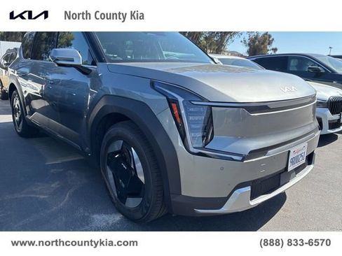 Used 2025 Kia EV9 Light Long Range RWD image 1