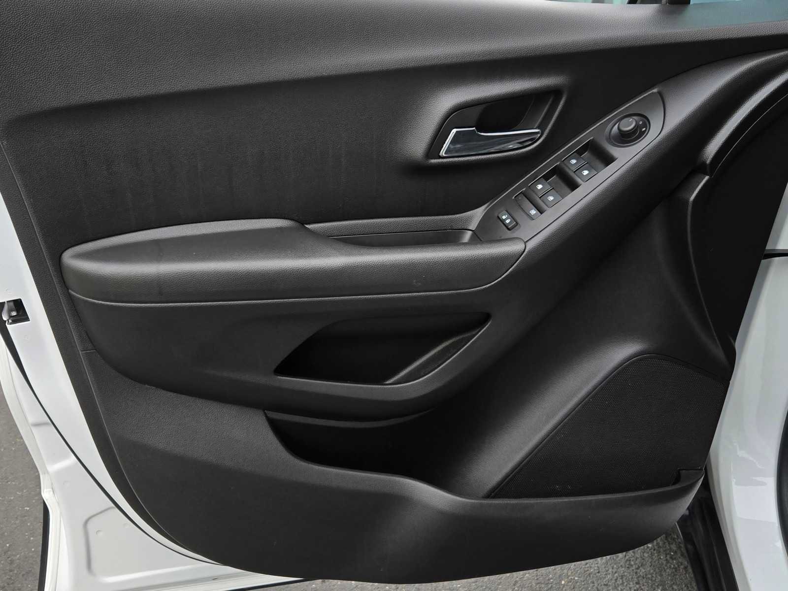 Used 2018 Chevrolet Trax LS FWD image 9