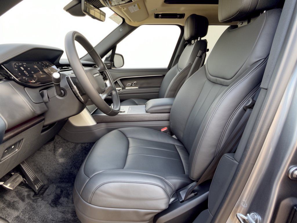 Used 2025 Land Rover Range Rover SE AWD/4WD image 5