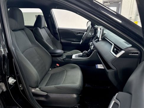 Used 2024 Toyota RAV4 SE image 30