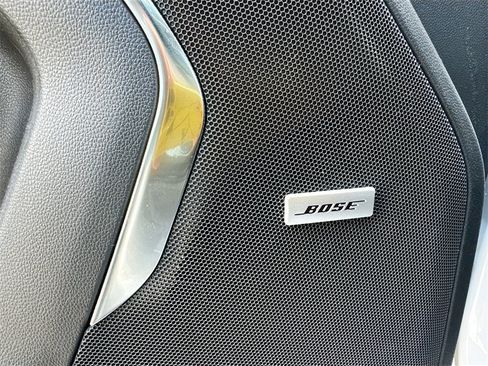 Used 2024 GMC Yukon XL SLT w/ SLT Luxury Package image 10