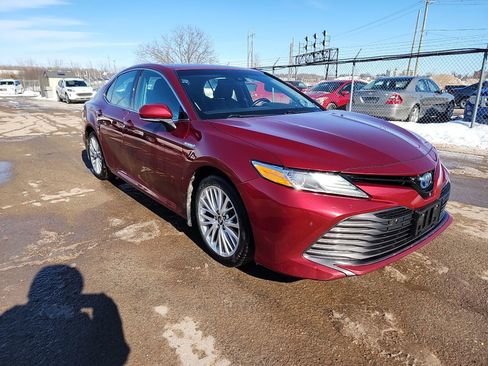 Used 2018 Toyota Camry XLE image 5