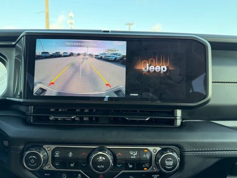 Used 2025 Jeep Gladiator Sport AWD/4WD image 18