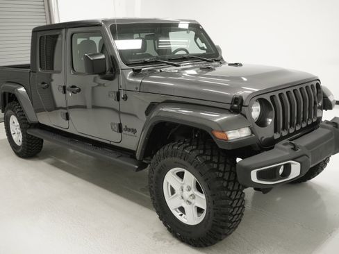 Used 2023 Jeep Gladiator Sport AWD/4WD image 3