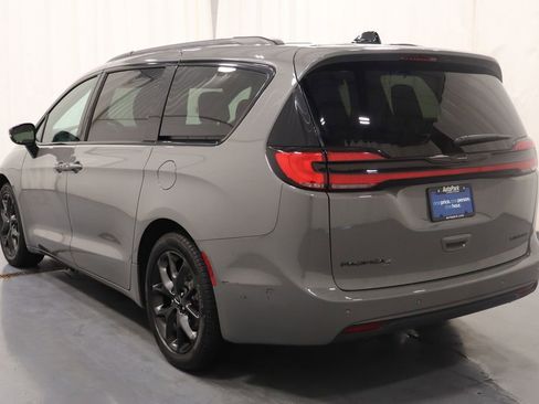 Used 2025 Chrysler Pacifica Limited FWD image 8