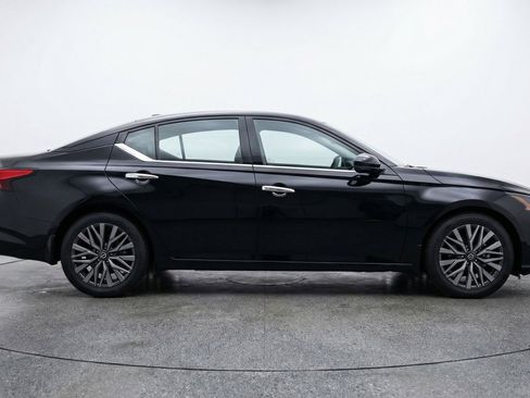 Used 2025 Nissan Altima 2.5 SV FWD image 11