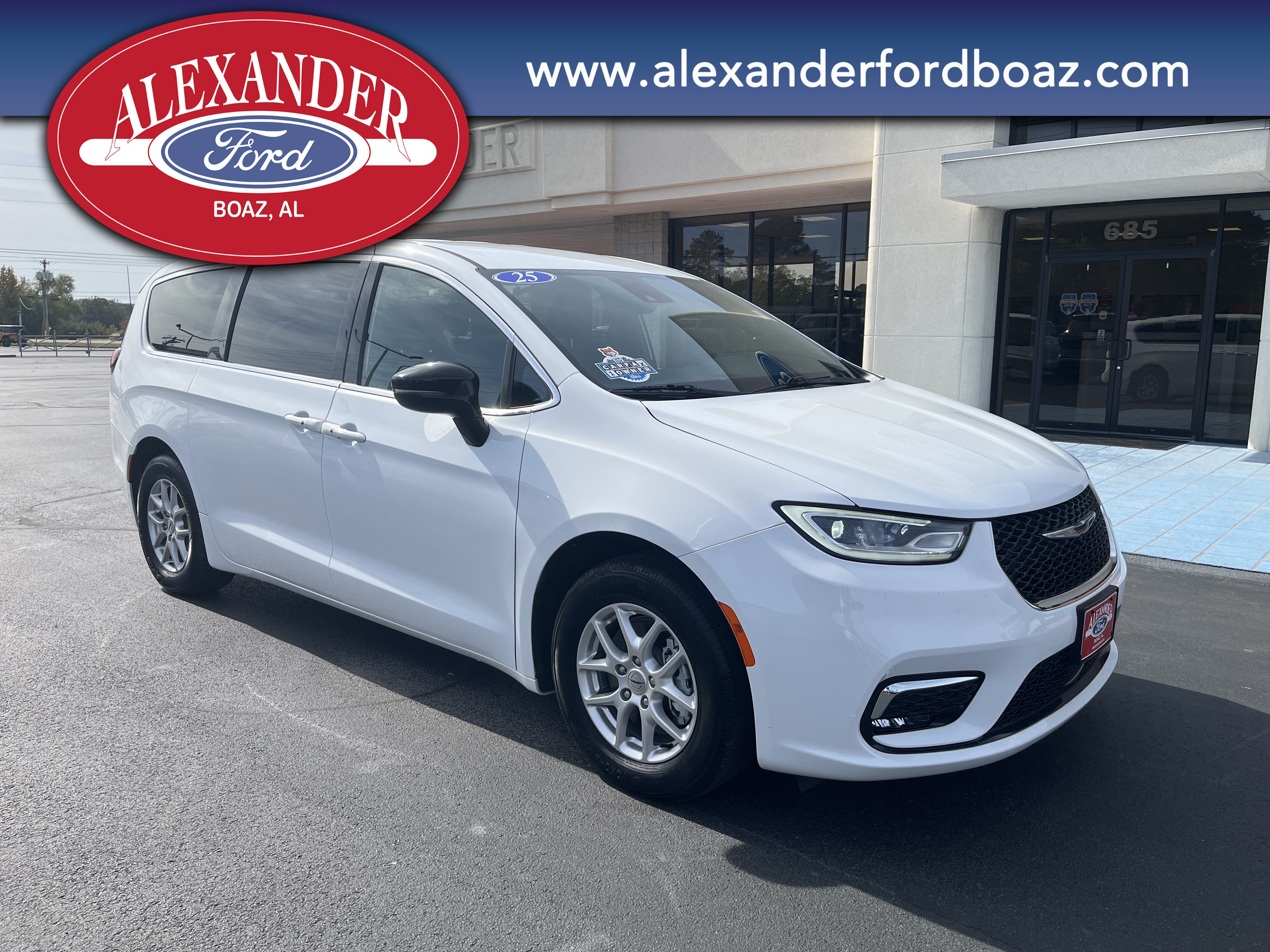 Used 2025 Chrysler Pacifica Select FWD image 3
