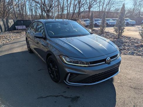 Certified 2025 Volkswagen Jetta SE w/ Sunroof Package image 7