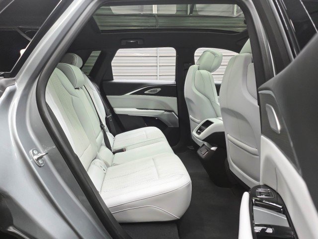 Used 2024 Cadillac Lyriq Luxury AWD/4WD image 17