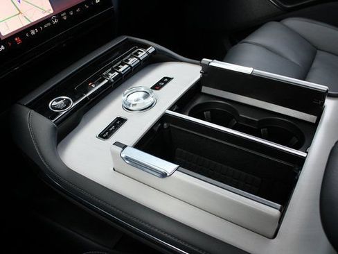 New 2026 Lincoln Navigator Reserve w/ Jet Appearance Package AWD/4WD image 16