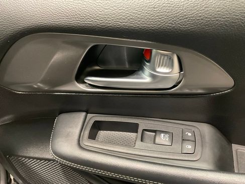 Used 2025 Chrysler Pacifica Select FWD image 12