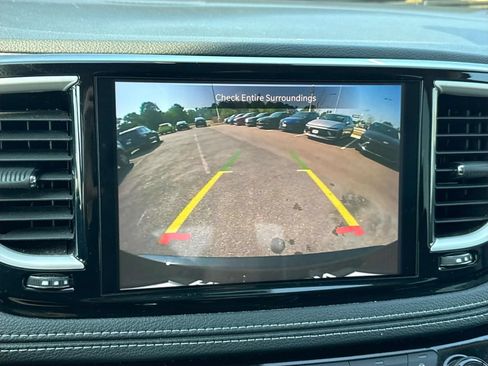 Used 2023 Chrysler Pacifica Touring-L FWD image 10