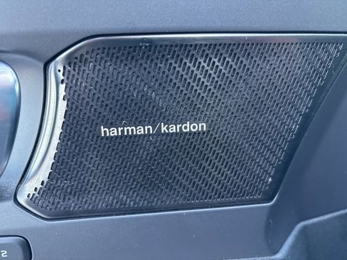 Used 2022 Volvo XC40 T5 R-Design w/ Climate Package image 17