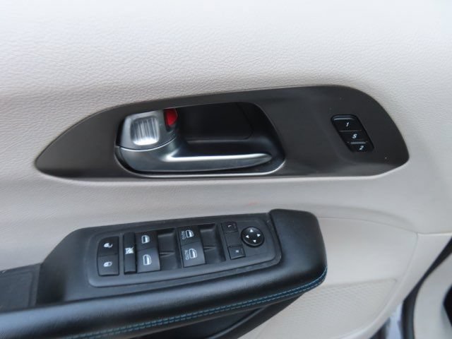 Used 2021 Chrysler Pacifica Touring-L FWD image 20