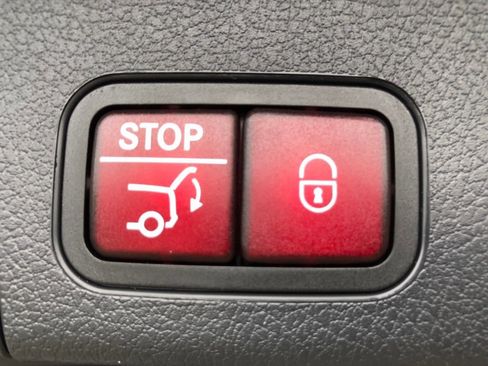 New 2025 Mercedes-Benz GLB 250 4MATIC image 35