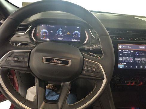 Used 2023 Jeep Grand Cherokee Altitude AWD/4WD image 12