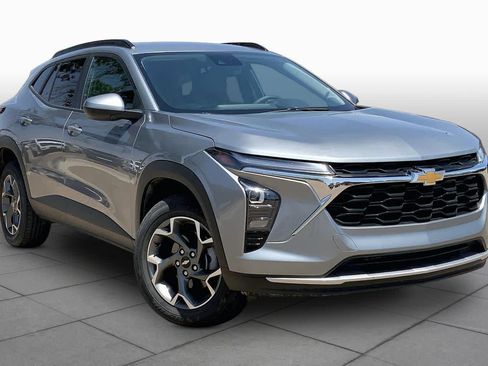 Used 2025 Chevrolet Trax LT FWD image 2