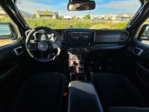 Used 2025 Jeep Wrangler Unlimited Rubicon 4xe w/ Convenience Group AWD/4WD image 21