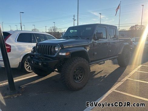 Used 2025 Jeep Gladiator Nighthawk image 9