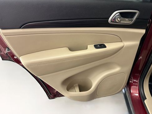 Used 2019 Jeep Grand Cherokee Laredo image 26