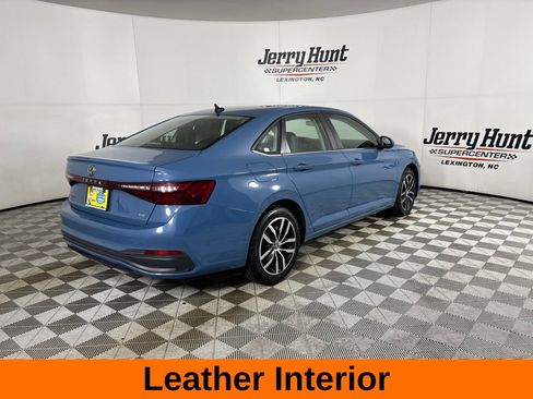 Used 2025 Volkswagen Jetta SE FWD image 6