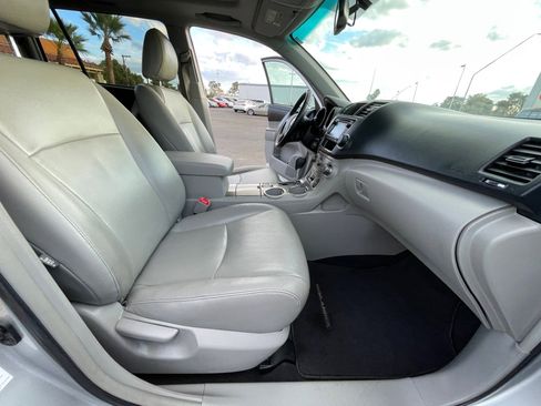 Used 2013 Toyota Highlander SE image 24
