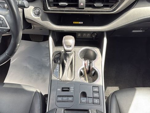 Used 2023 Toyota Highlander XLE AWD/4WD image 18