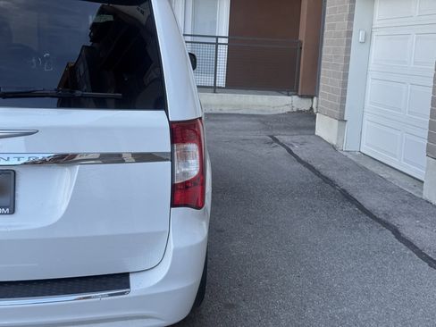 Used 2014 Chrysler Town & Country Touring image 6