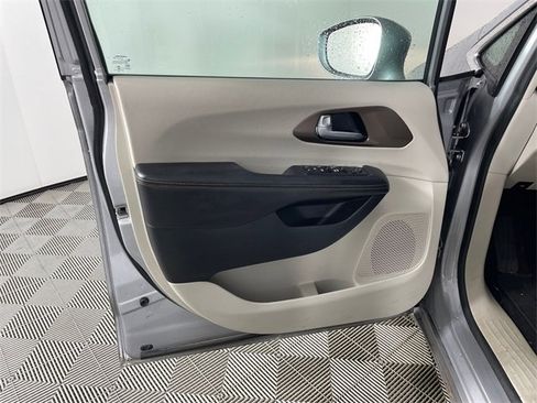 Used 2017 Chrysler Pacifica Touring-L image 11