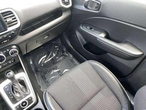Used 2023 Hyundai Venue Limited FWD image 17