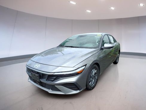 Used 2024 Hyundai Elantra SEL FWD image 2