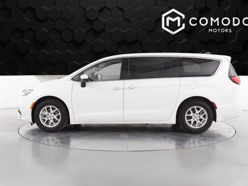 Used 2023 Chrysler Pacifica Touring-L image 6