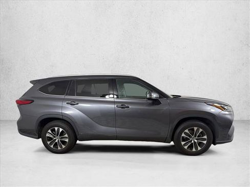 Used 2021 Toyota Highlander XLE FWD image 3