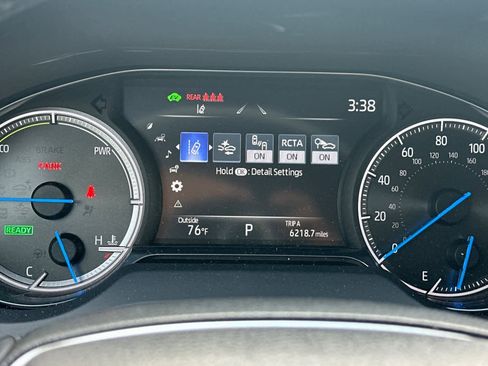 Used 2024 Toyota Venza LE image 28