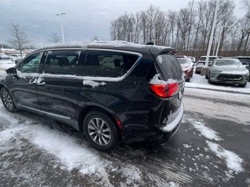 Used 2019 Chrysler Pacifica Touring-L image 6