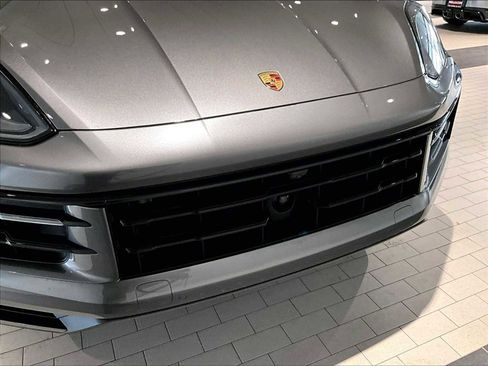 Used 2025 Porsche Cayenne image 33