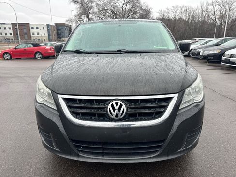 Used 2012 Volkswagen Routan S image 2
