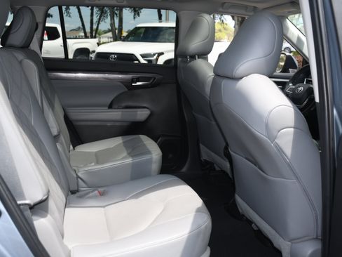 Used 2023 Toyota Highlander Platinum FWD image 21