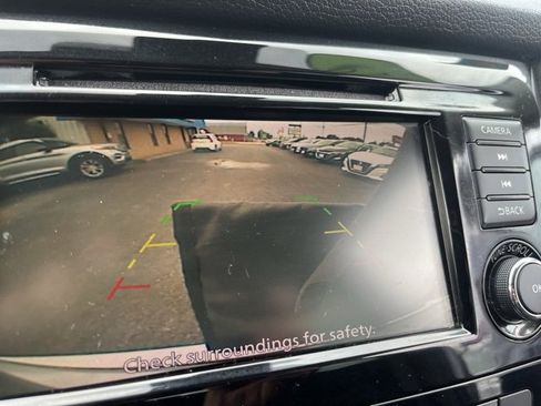 Used 2019 Nissan Rogue SV image 2