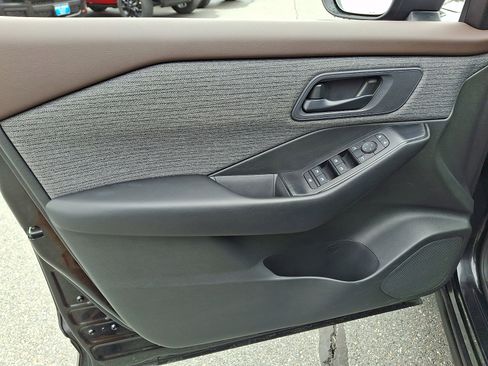 Used 2023 Nissan Rogue S AWD/4WD image 12