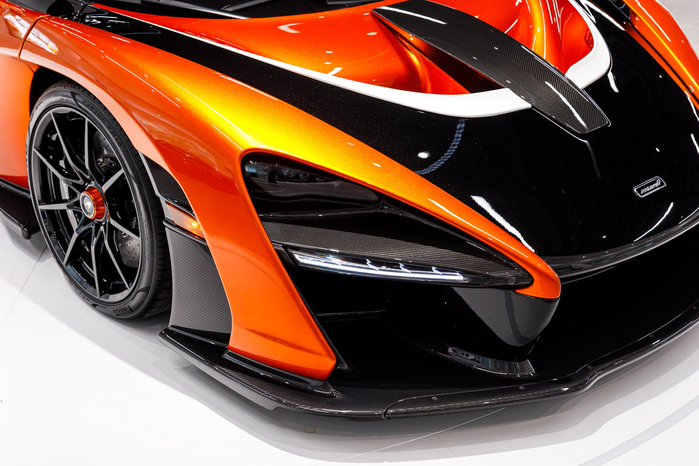 Used 2019 McLaren Senna RWD image 18
