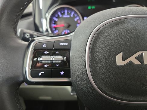 Used 2024 Kia Carnival EX image 17