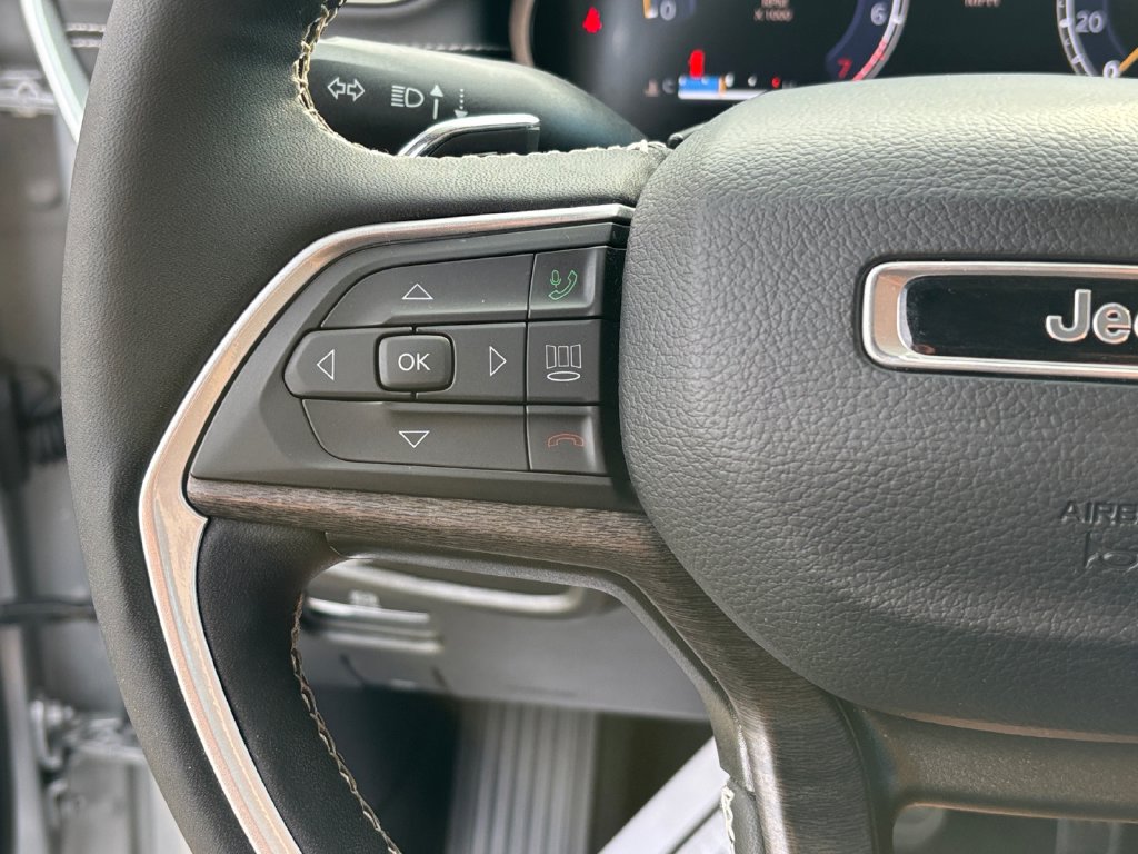 Used 2024 Jeep Grand Cherokee Limited AWD/4WD image 21