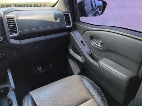 Used 2022 Nissan Frontier SV RWD image 17