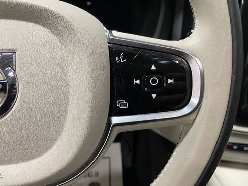 Used 2023 Volvo XC60 B5 Plus image 18