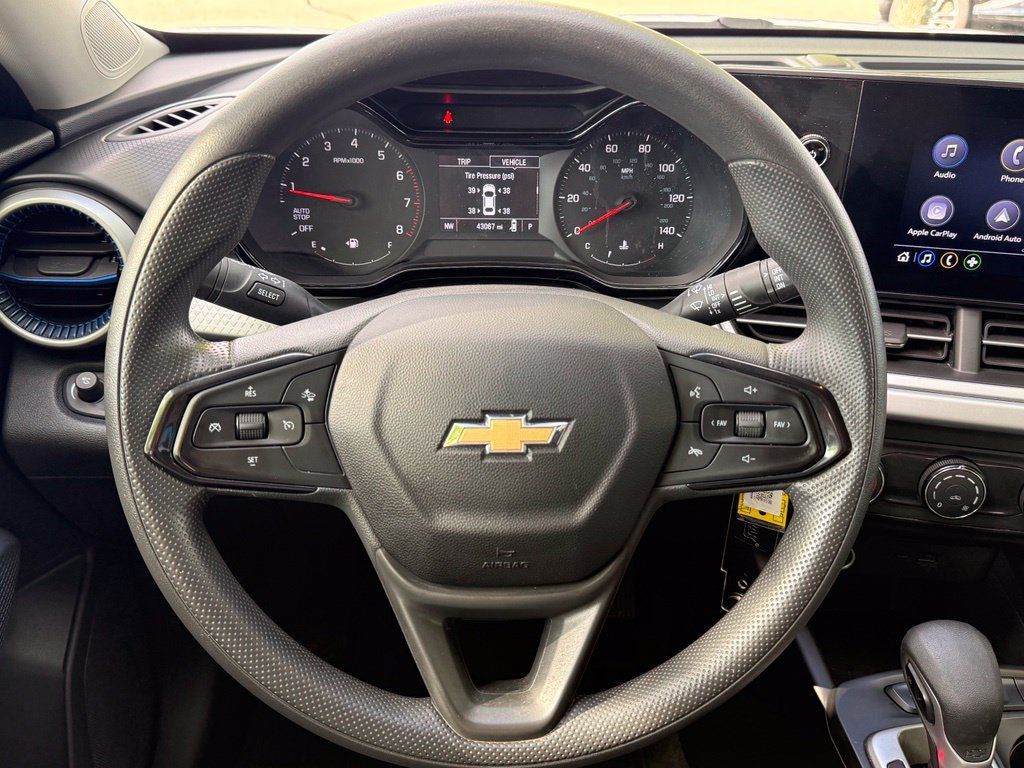 Used 2025 Chevrolet Trax LS FWD image 15