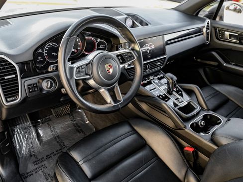 Used 2020 Porsche Cayenne image 2