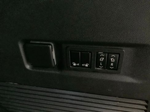 Used 2022 GMC Yukon XL SLT w/ SLT Premium Package image 23