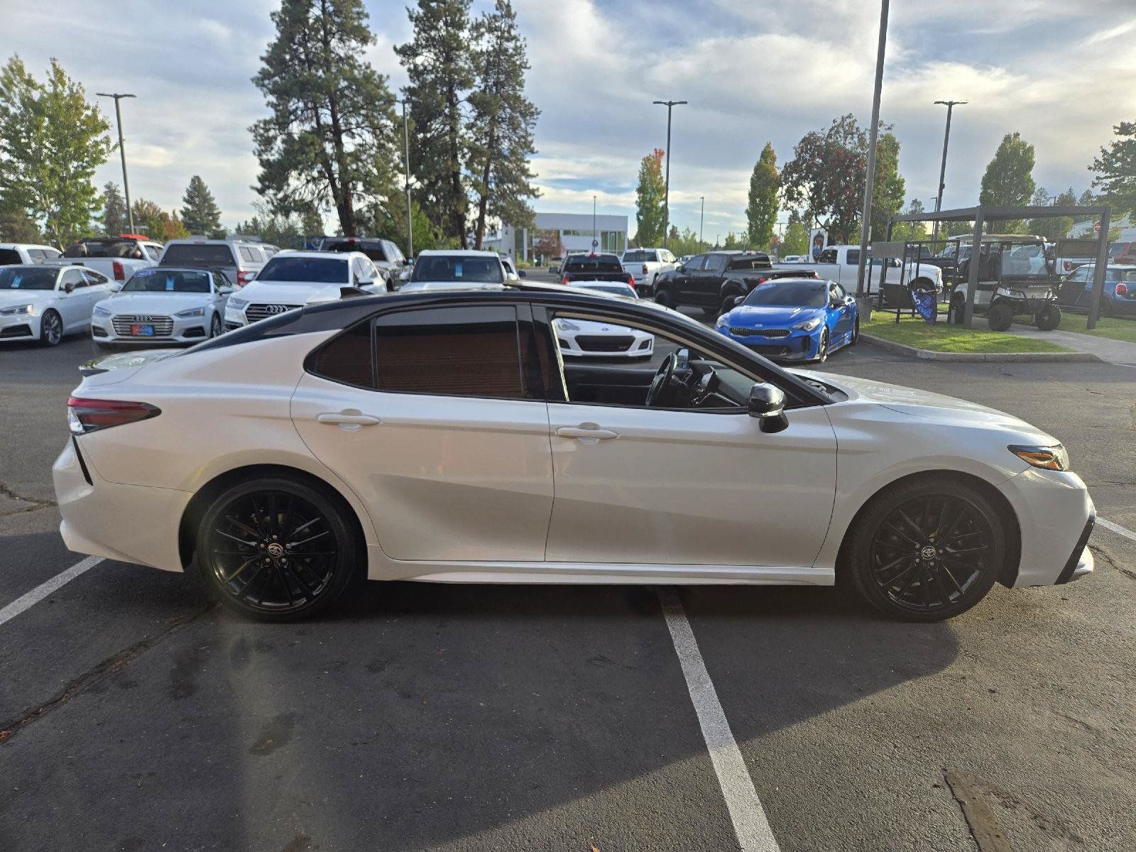 Used 2022 Toyota Camry XSE FWD image 6