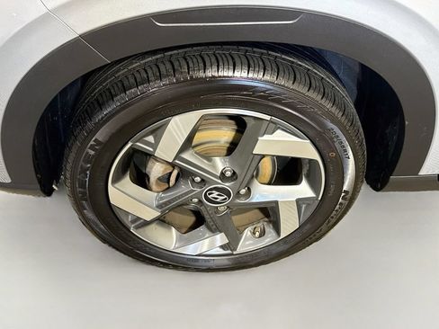 Used 2023 Hyundai Venue SEL FWD image 4